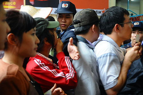 Nhiều người sốt ruột đã 'vượt rào' định đòi lên phía trên khiến lực lượng an ninh hoạt động vất vả. Nhiều người sốt ruột đã 'vượt rào' định đòi lên phía trên khiến lực lượng an ninh hoạt động vất vả.