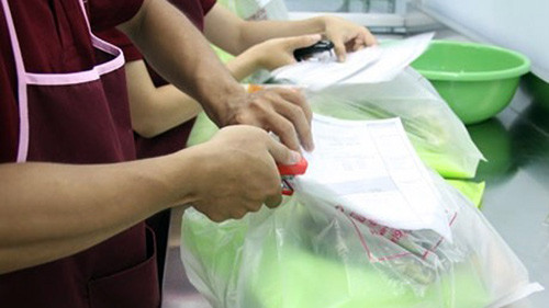 Nhân viên đóng gói thực phẩm đã sơ chế