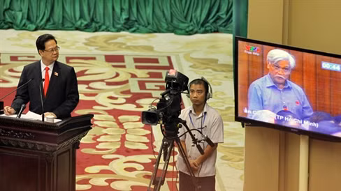 Thủ tướng Nguyễn Tấn Dũng lắng nghe câu chất vấn của đại biểu Dương Trung Quốc tại phiên chất vấn