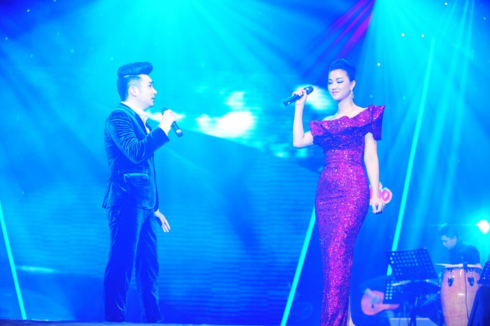 Maya là ca sỹ khách mời khiến khán giả ngỡ ngàng nhất với màn trình diễn nồng nàn, tình tứ và sâu lắng 2 ca khúc Nụ hôn cuối cùng và Trăm năm không quên cùng Quang Hà.