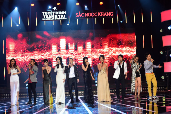 10 ca sĩ hòa giọng trong hai ca khúc “Ước gì” và “Mưa phi trường” ở tiết mục mở màn.