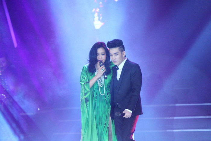 Thanh Lam song ca với Quang Hà ca khúc Mưa Hồng. Dù sở hữu chất giọng nam cao nhưng có vẻ Quang Hà vẫn bị lép vế trước giọng ca của nữ diva.