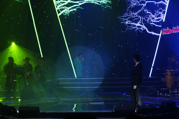 Trong liveshow đặc biệt có sự xuất hiện bất ngờ của nữ ca sĩ Siu Black, cả hai cùng song ca khúc “Mùa Thu Lá Bay”.