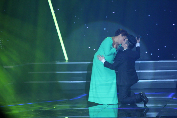Cả hai trao nhau nụ hôn đầy tình tứ ngay trên sân khấu trước hàng ngàn khán giả.