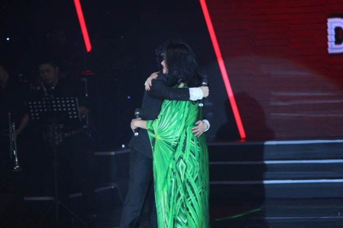 Sau khi trình bày xong phần song ca Cát Bụi và Mưa Hồng, Quang Hà xin ôm Thanh Lam để tỏ lòng yêu mến nữ ca sĩ.