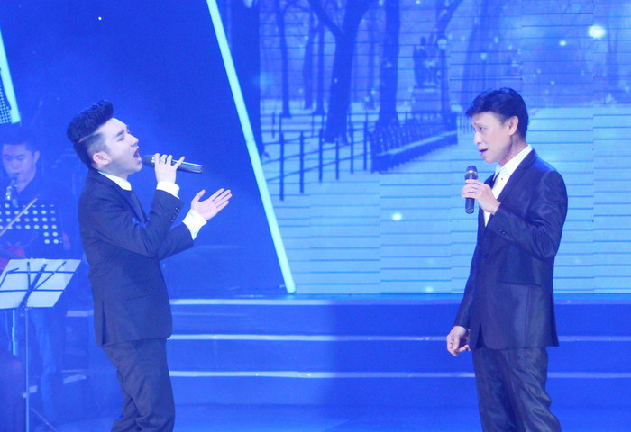 Dù đã 67 tuổi nhưng nam danh ca Tuấn Ngọc vẫn giữ được chất giọng trầm ấm, đặc biệt, tuy nhiên trí nhớ của ông cũng đã ít nhiều bị ảnh hưởng bởi tuổi tác. Ở ca khúc Đêm Đông, Tuấn Ngọc có đôi chỗ quên lời, khiến cho tiết mục chưa thật sự hoàn hảo.