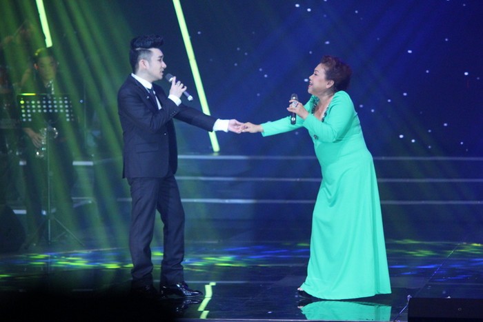 Hơn 2000 khán giả ở sân khấu Nguyễn Du đã hoàn toàn bất ngờ và reo hò cổ vũ cho sự trở lại đầy ấn tượng của “họa mi núi rừng”.