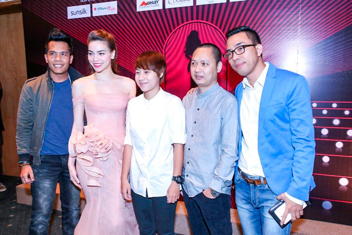 Đông đảo bạn bè đến chúc mừng Hồ Ngọc Hà thực hiện đêm nhạc hoành tráng. Đông đảo bạn bè đến chúc mừng Hồ Ngọc Hà thực hiện đêm nhạc hoành tráng.