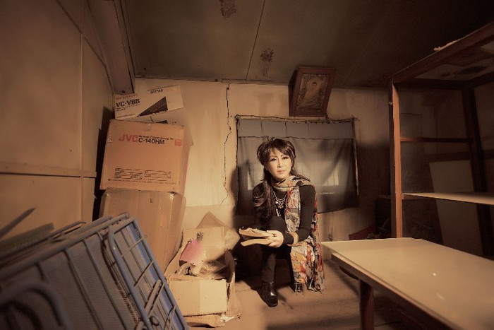 Căn phòng cũ kĩ trên gác xép của nữ ca sĩ. Căn phòng cũ kĩ trên gác xép của nữ ca sĩ.