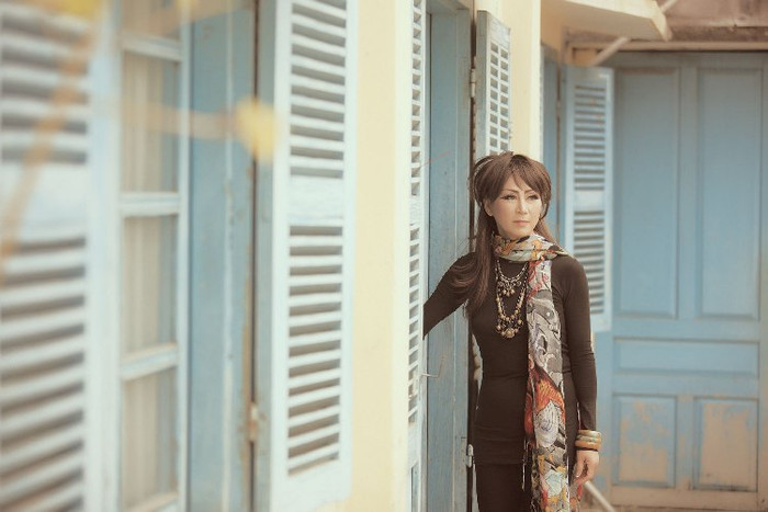 Những cái cửa cũ kĩ bên hiên nhà vẫn không thay đổi theo thời gian. Những cái cửa cũ kĩ bên hiên nhà vẫn không thay đổi theo thời gian.