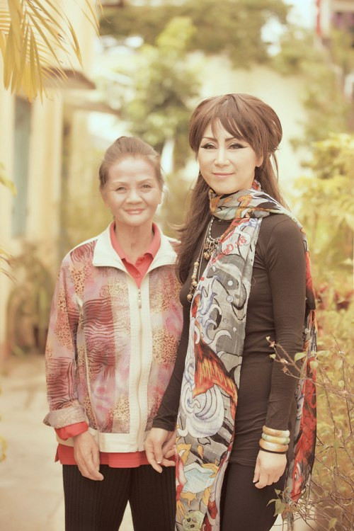 Ca sĩ Lê Uyên và chủ nhân của ngôi nhà hiện tại - cô Hoa. Ca sĩ Lê Uyên và chủ nhân của ngôi nhà hiện tại - cô Hoa.