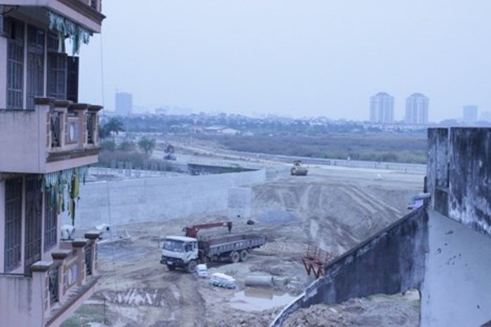 Việc điều chỉnh phạm vi lấy đất xây dựng đường hai đầu cầu Nhật Tân (thuộc tổng thể Dự án xây dựng xầu Nhật Tân) trong đó có Nút giao Phú Thượng đang bị người dân phản đối. Ảnh Kiến thức.