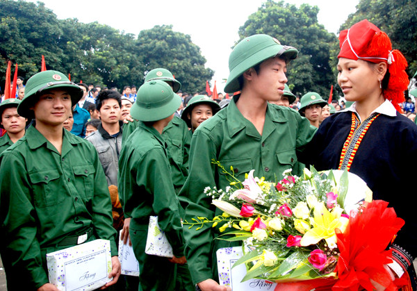 Người thân tiễn tân binh lên đường làm nghĩa vụ quân sự (trong lễ giao nhận quân tỉnh Lào Cai) Người thân tiễn tân binh lên đường làm nghĩa vụ quân sự (trong lễ giao nhận quân tỉnh Lào Cai)