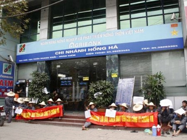 Chi nhánh Agribank Hồng Hà trong một lần bị khách hàng khiếu kiện. Chi nhánh Agribank Hồng Hà trong một lần bị khách hàng khiếu kiện.