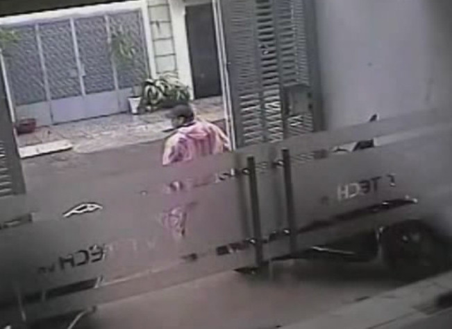 Nhưng lại sợ nên quay ra giả vờ đang đứng chờ ai đó. Nhưng lại sợ nên quay ra giả vờ đang đứng chờ ai đó.