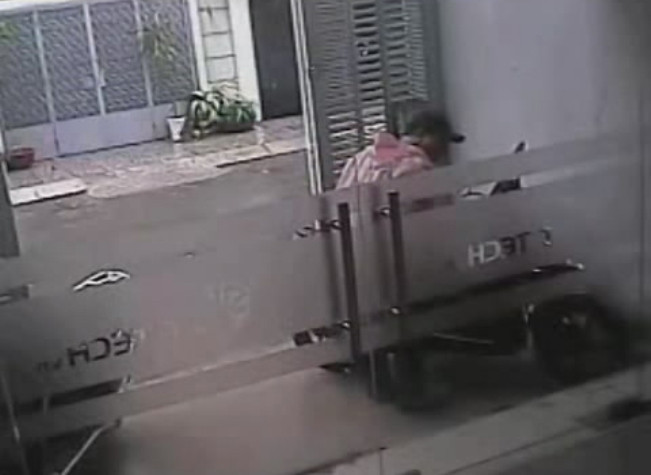 Thấy chiếc xe, tên trộm lao vào bẻ khóa. Thấy chiếc xe, tên trộm lao vào bẻ khóa.