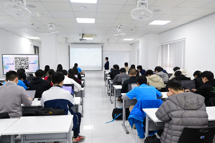 Hệ thống Trợ lý đào tạo AI được tập huấn đến toàn bộ sinh viên và giảng viên Trường Đại học CMC. Ảnh 3.JPG