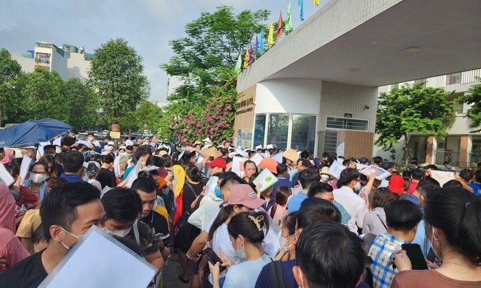 Tình trạng hàng trăm phụ huynh xếp hàng để đăng ký suất học cho con vào Trường Tiểu học Vạn Bảo (quận Hà Đông). Ảnh: Phòng Giáo dục và Đào tạo quận Hà Đông cung cấp 2.jpeg