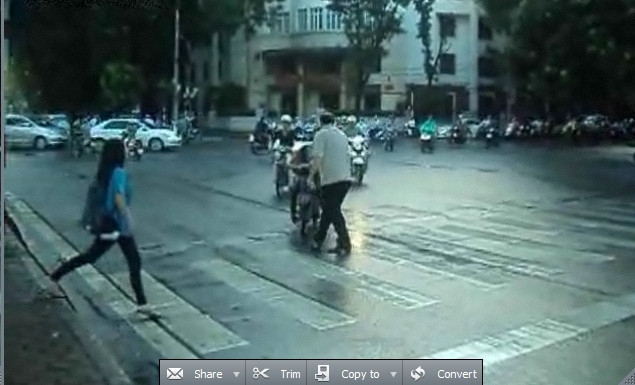 Việc làm của anh Long đã được những người tham gia giao thông ủng hộ (Ảnh cắt từ clip) Việc làm của anh Long đã được những người tham gia giao thông ủng hộ (Ảnh cắt từ clip)