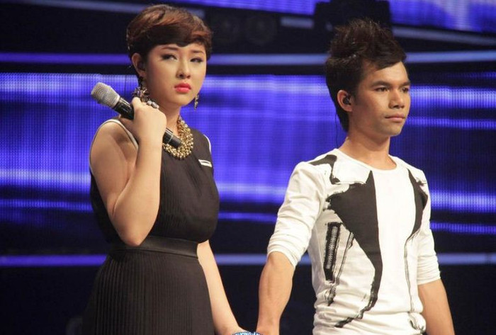 Bảo Trâm nắm chặt tay Ya Suy khi anh có quyết định nhường sự may mắn đi tiếp cho cô. Bảo Trâm nắm chặt tay Ya Suy khi anh có quyết định nhường sự may mắn đi tiếp cho cô.