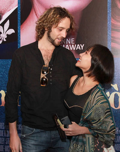 Cả 2 luôn dành cho nhau ánh nhìn âu yếm, cử chỉ tình tứ Cả 2 luôn dành cho nhau ánh nhìn âu yếm, cử chỉ tình tứ