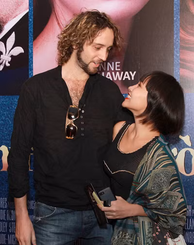 Cả 2 luôn dành cho nhau ánh nhìn âu yếm, cử chỉ tình tứ