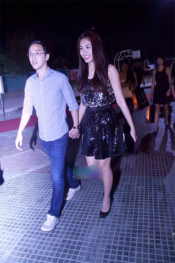 Vợ chồng Hà Tăng tay trong tay hạnh phúc Vợ chồng Hà Tăng tay trong tay hạnh phúc