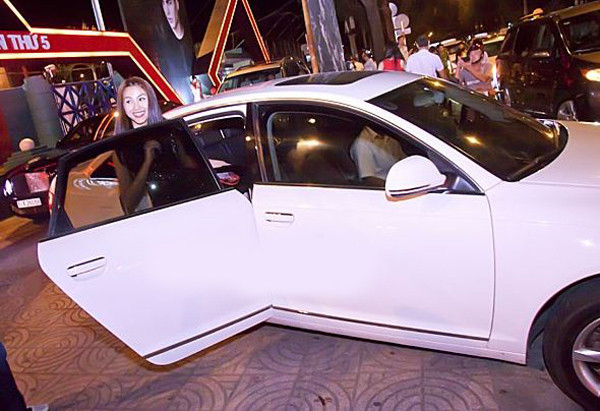 Vợ chồng Hà Tăng đi chiếc Audi trắng quen thuộc Vợ chồng Hà Tăng đi chiếc Audi trắng quen thuộc