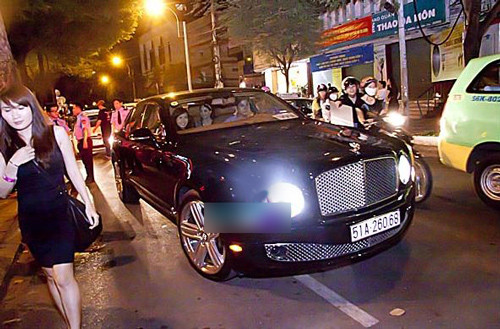 Các thành viên khác trong gia đình chồng Tăng Thanh Hà cũng được đưa đón bằng những chiếc xế hộp đắt tiền Các thành viên khác trong gia đình chồng Tăng Thanh Hà cũng được đưa đón bằng những chiếc xế hộp đắt tiền