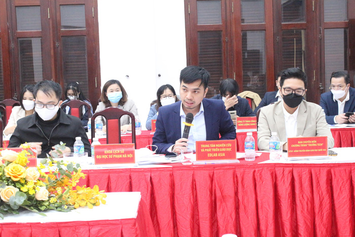 Nghiên cứu sinh Hoàng Anh Đức trình bày các quan điểm trong nghiên cứu của mình. Ảnh: Trung Dũng