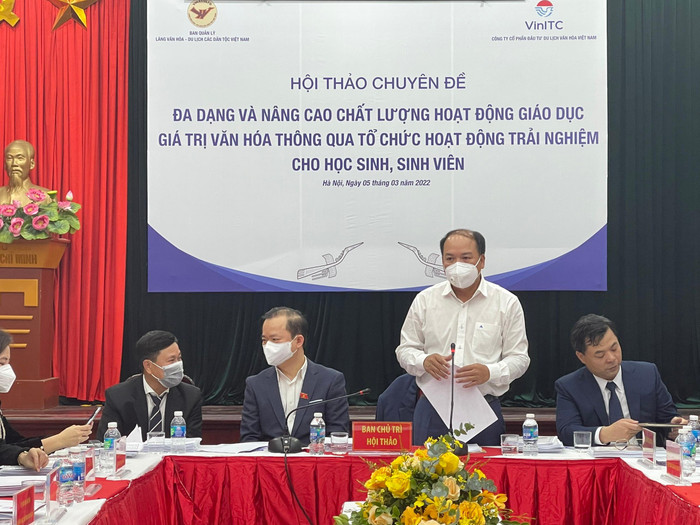 Ông Trịnh Ngọc Chung, Quyền trưởng ban quản lý Làng Văn hoá – Du lịch các dân tộc Việt Nam phát biểu trước khi kết thúc hội thảo. Ảnh: Trung Dũng