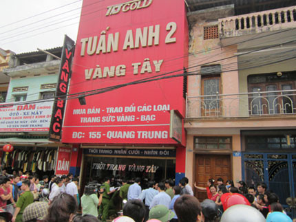 Tiệm vàng Tuấn Anh 2- nơi Hạnh và Hà gây án (Ảnh: báo Tin tức) Tiệm vàng Tuấn Anh 2- nơi Hạnh và Hà gây án (Ảnh: báo Tin tức)