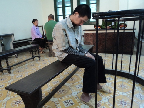 Vinh luôn tỏ ra buồn rầu và cúi xuống nhìn sàn nhà (Ảnh: Tuấn Nam) Vinh luôn tỏ ra buồn rầu và cúi xuống nhìn sàn nhà (Ảnh: Tuấn Nam)