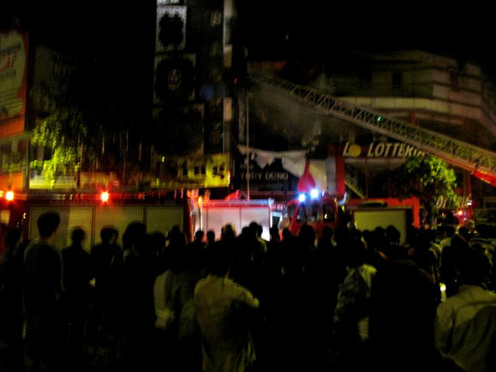 Do nhiều người dân hiếu kỳ đứng xem nên đoạn đường này đã bị tắc nghẽn cục bộ Do nhiều người dân hiếu kỳ đứng xem nên đoạn đường này đã bị tắc nghẽn cục bộ