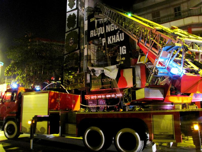 Theo nhiều người dân, đám cháy bùng phát từ tầng 3 của ngôi nhà 4 tầng Theo nhiều người dân, đám cháy bùng phát từ tầng 3 của ngôi nhà 4 tầng