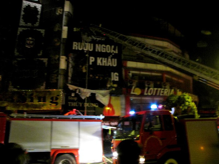 Rất may đám cháy đã không lan sang hai cửa hàng bên cạnh Rất may đám cháy đã không lan sang hai cửa hàng bên cạnh