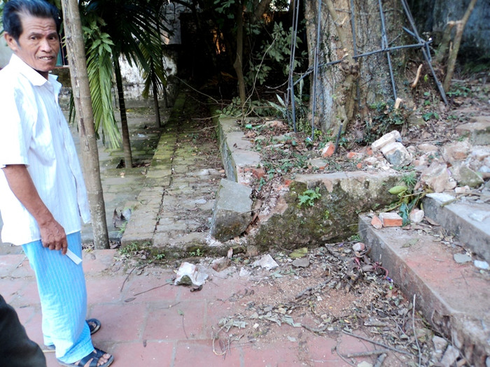 Các dấu tích của vụ cưa trộm: gạch vỡ...