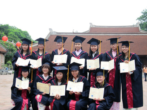 Sinh viên báo chí, khoa Báo chí & Truyền thông, ĐH KHXH & NV, ĐHQGHN chụp ảnh tốt nghiệp tại Văn miếu Quốc tử giảm. (Ảnh Thu Hòe) Sinh viên báo chí, khoa Báo chí & Truyền thông, ĐH KHXH & NV, ĐHQGHN chụp ảnh tốt nghiệp tại Văn miếu Quốc tử giảm. (Ảnh Thu Hòe)