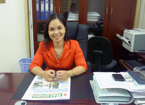 Nhà báo Vũ Thị Ánh Hồng, Tổng biên tập báo Hải quan, (cựu sinh viên K 36, khoa Báo chí & Truyền thông, ĐH KHXH & NV, ĐH QGHN) (Ảnh Thu Hòe) Nhà báo Vũ Thị Ánh Hồng, Tổng biên tập báo Hải quan, (cựu sinh viên K 36, khoa Báo chí & Truyền thông, ĐH KHXH & NV, ĐH QGHN) (Ảnh Thu Hòe)