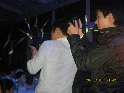 Sinh viên báo chí Học viện Báo chí & Tuyên truyền tác nghiệp từ khi còn ngồi trên ghế nhà trường. (Ảnh NQ) Sinh viên báo chí Học viện Báo chí & Tuyên truyền tác nghiệp từ khi còn ngồi trên ghế nhà trường. (Ảnh NQ)