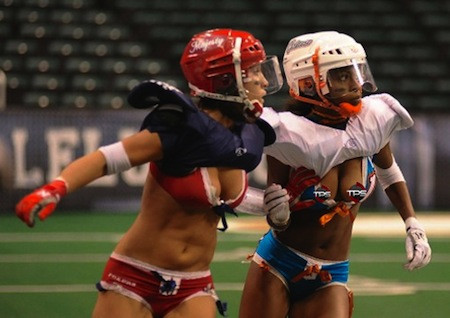 VĐV nữ môn bóng bầu dục. VĐV nữ môn bóng bầu dục.