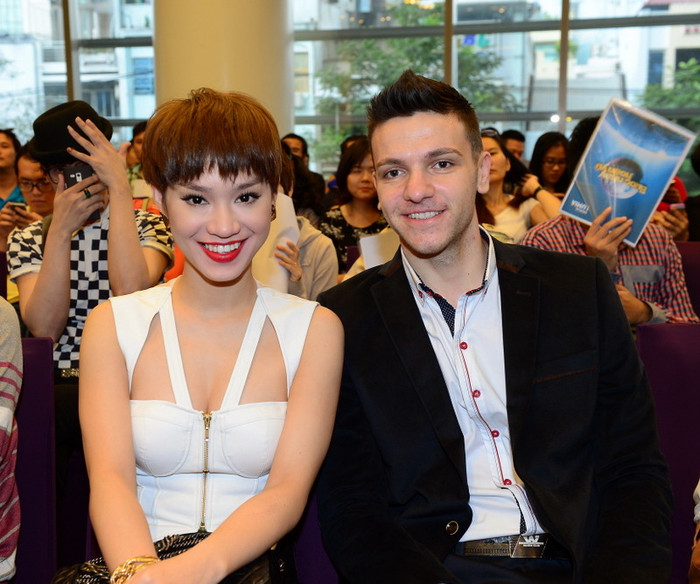 Ca sĩ Trà My Idol cùng bạn nhảy của mình, cô có khá nhiều lợi thế về phần vũ đạo Ca sĩ Trà My Idol cùng bạn nhảy của mình, cô có khá nhiều lợi thế về phần vũ đạo