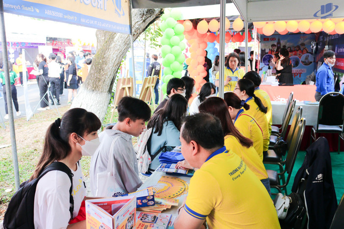 Trường Đại học Mở Thành phố Hồ Chí Minh trong buổi tư vấn tuyển sinh (Ảnh: Website nhà trường). IMG_0385.jpg