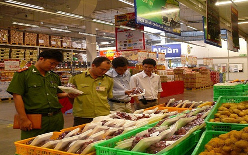 Tăng cường kiểm tra, xử lý sẽ giúp hạn chế tình trạng thực phẩm bẩn tràn lan, là một trong những nguyên nhân dẫn tới ngộ độc thực phẩm - ảnh nguồn TTXVN. Tăng cường kiểm tra, xử lý sẽ giúp hạn chế tình trạng thực phẩm bẩn tràn lan, là một trong những nguyên nhân dẫn tới ngộ độc thực phẩm - ảnh nguồn TTXVN.