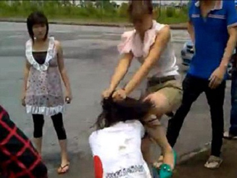 "Lên gối, xuống chỏ" một hành động không muốn bàn luận thêm. "Lên gối, xuống chỏ" một hành động không muốn bàn luận thêm.