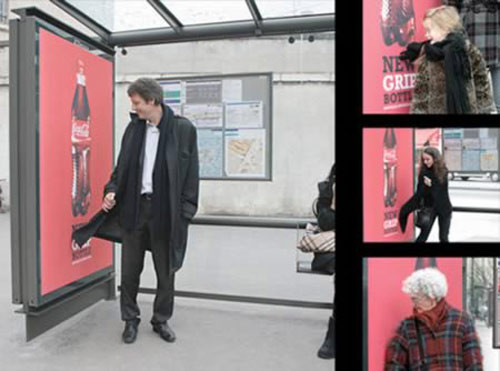 4. Hút như nam châm Để cho mọi người nhớ tới thương hiệu của mình, hãng nước giải khát Coca-Cola đã tung chiêu thu hút khách hàng rất độc. Tấm biển quảng cáo được đặt ở Velcro Paris, ở phía dưới đặt hệ thống hút khiến cho áo của các vị khách vãng lai bị cuốn vào và từ đó thu hút sự chú của họ. Vì ý tưởng thông minh đó mà hãng nước ngọt này đã tăng 3,8% so với ban đầu.