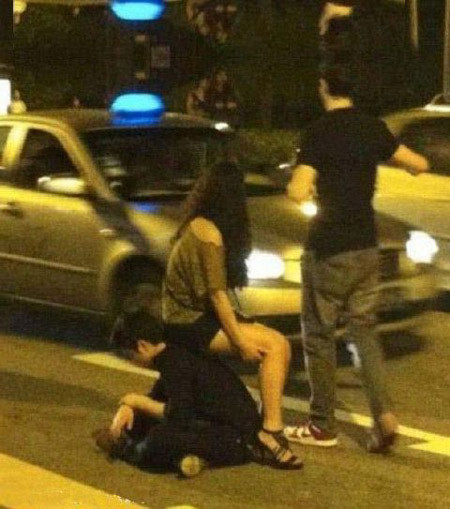 Đè đầu cưỡi cổ bạn trai ngay ngoài đường. Đè đầu cưỡi cổ bạn trai ngay ngoài đường.