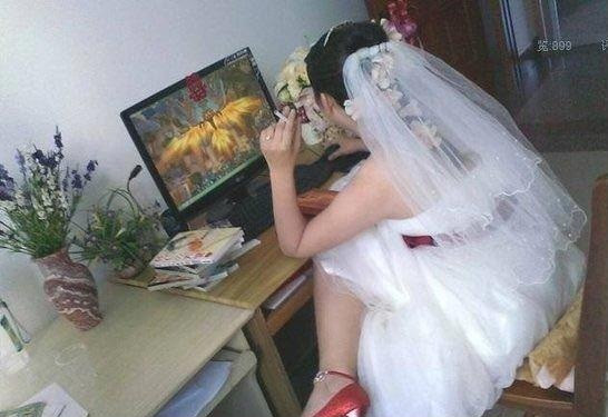 Ngày cưới cũng phải tranh thủ vào săn boss cái đã. Ngày cưới cũng phải tranh thủ vào săn boss cái đã.