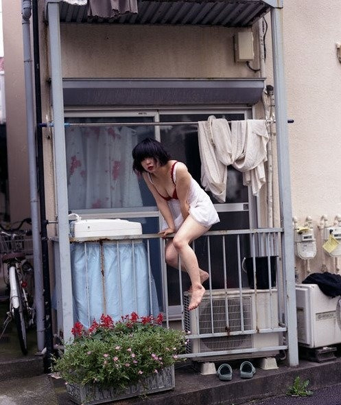 Trốn nhà đi đâu đây em ?