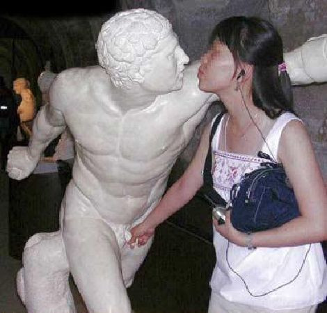 Hành động có được coi là khiếm nhã!